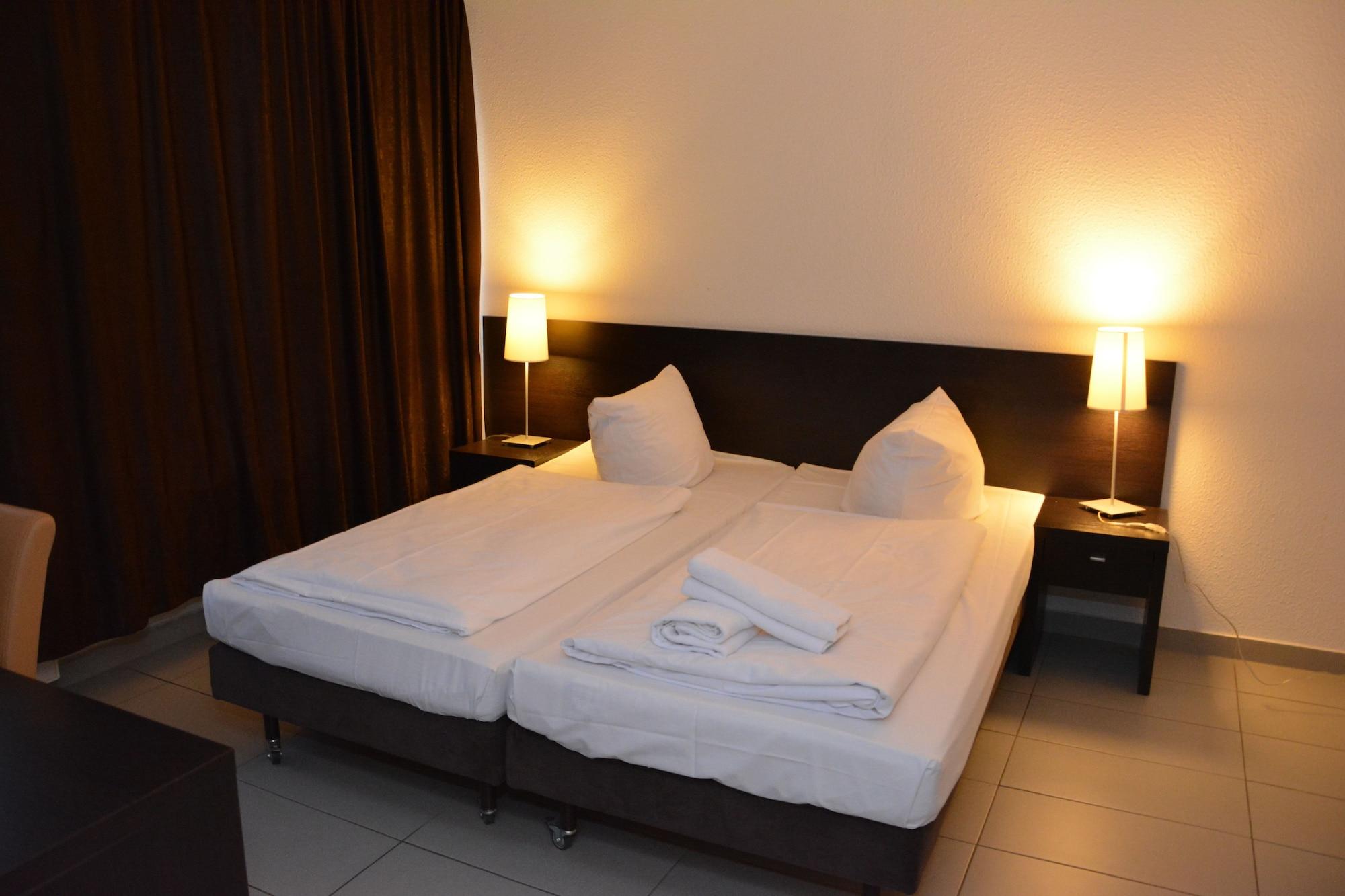 פרנקפורט Mosel Hotel מראה חיצוני תמונה