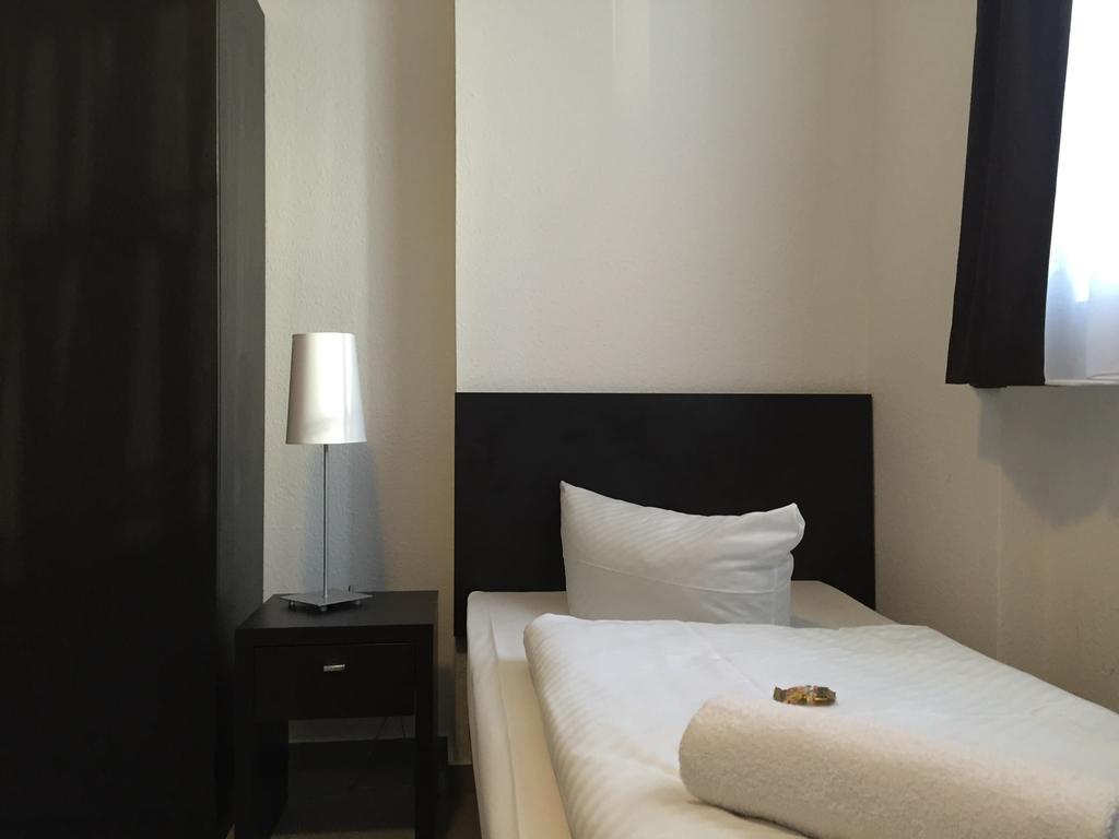 פרנקפורט Mosel Hotel מראה חיצוני תמונה