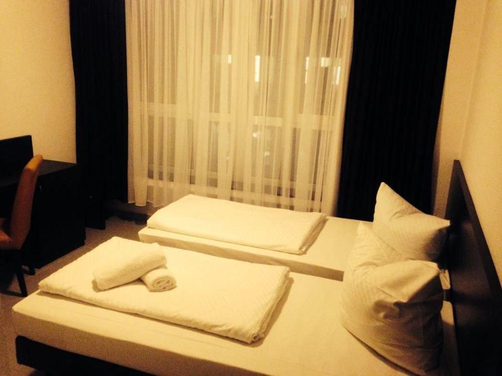 פרנקפורט Mosel Hotel מראה חיצוני תמונה