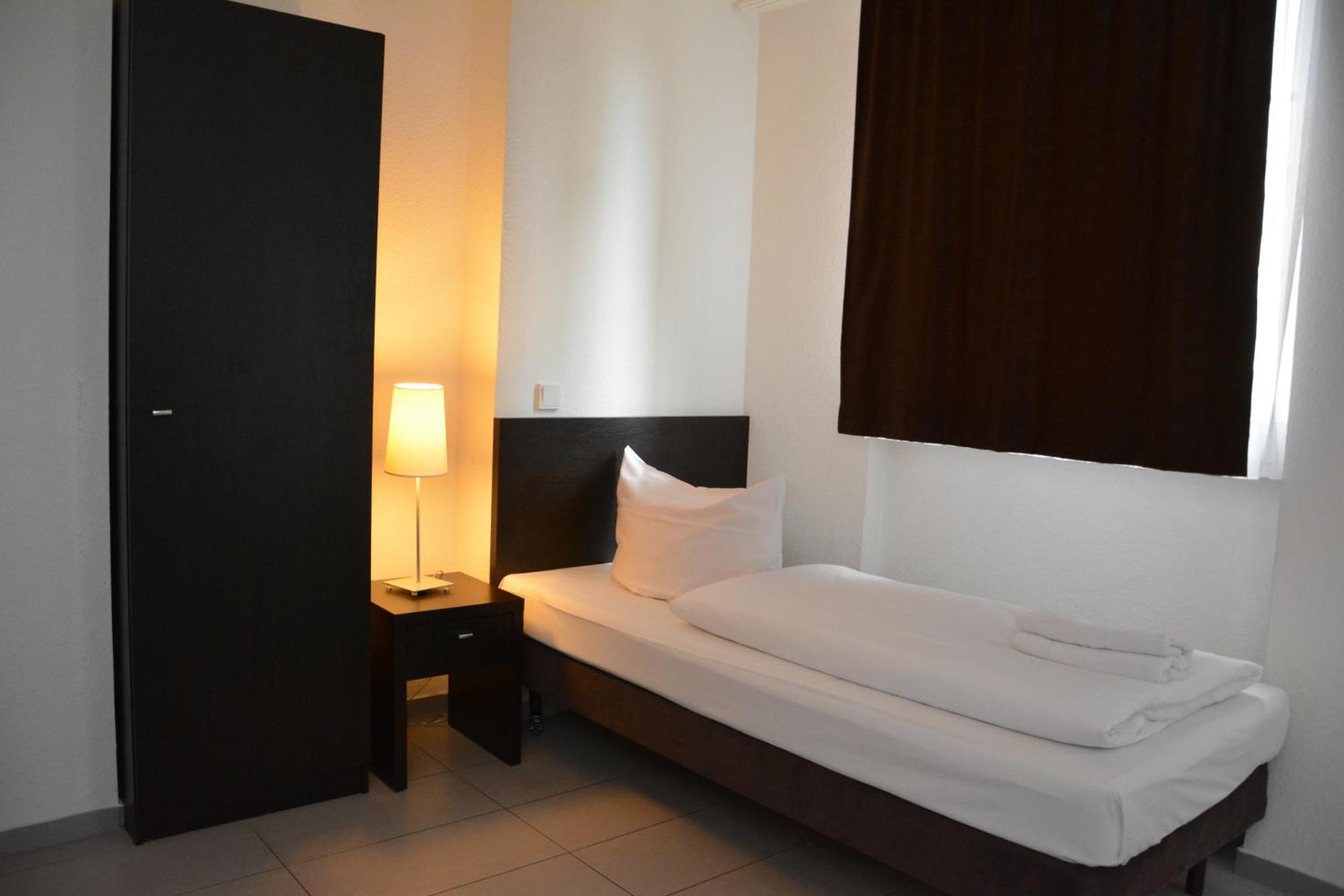 פרנקפורט Mosel Hotel מראה חיצוני תמונה