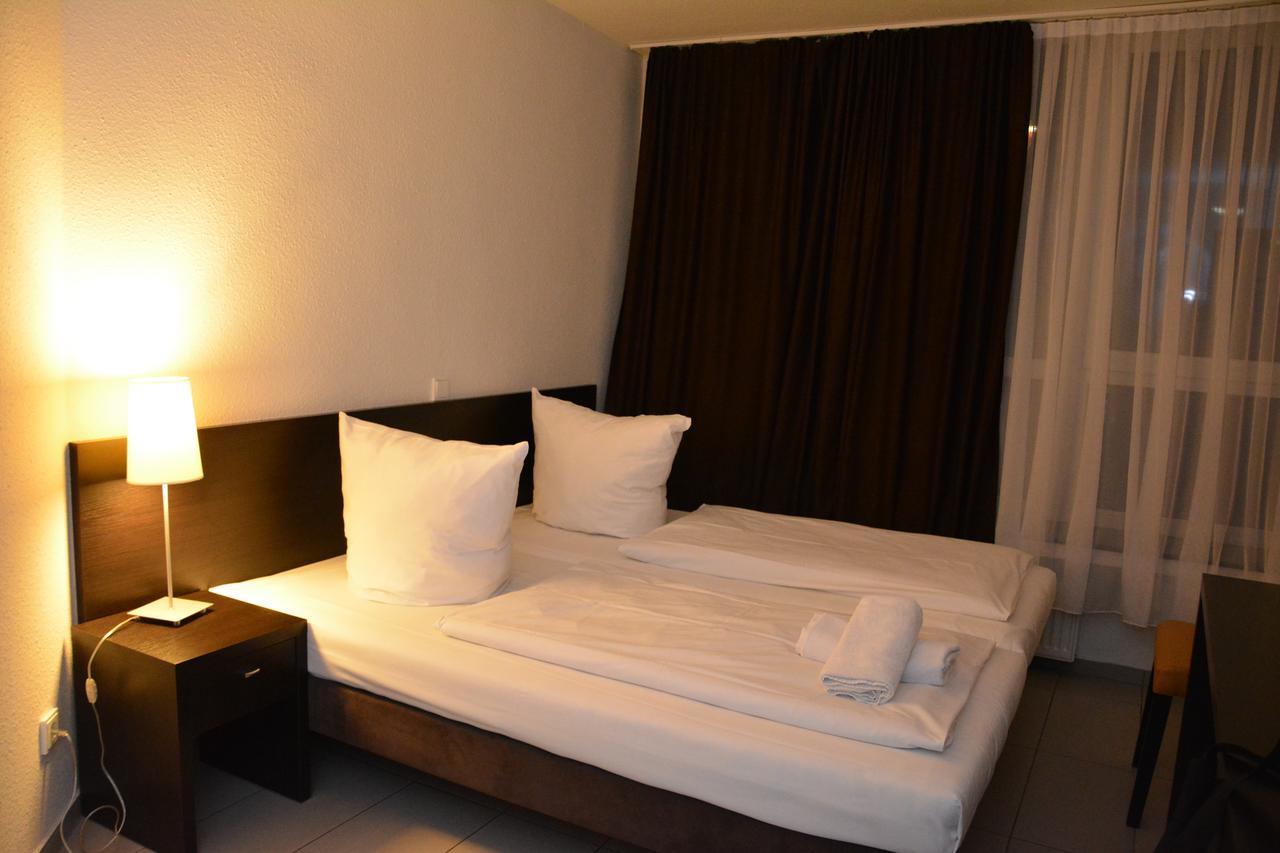 פרנקפורט Mosel Hotel מראה חיצוני תמונה