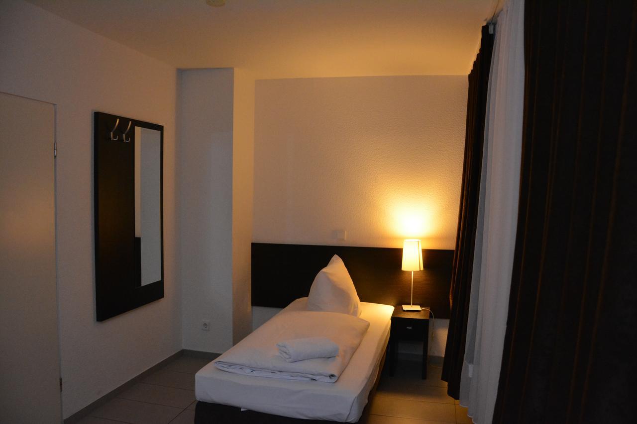 פרנקפורט Mosel Hotel מראה חיצוני תמונה